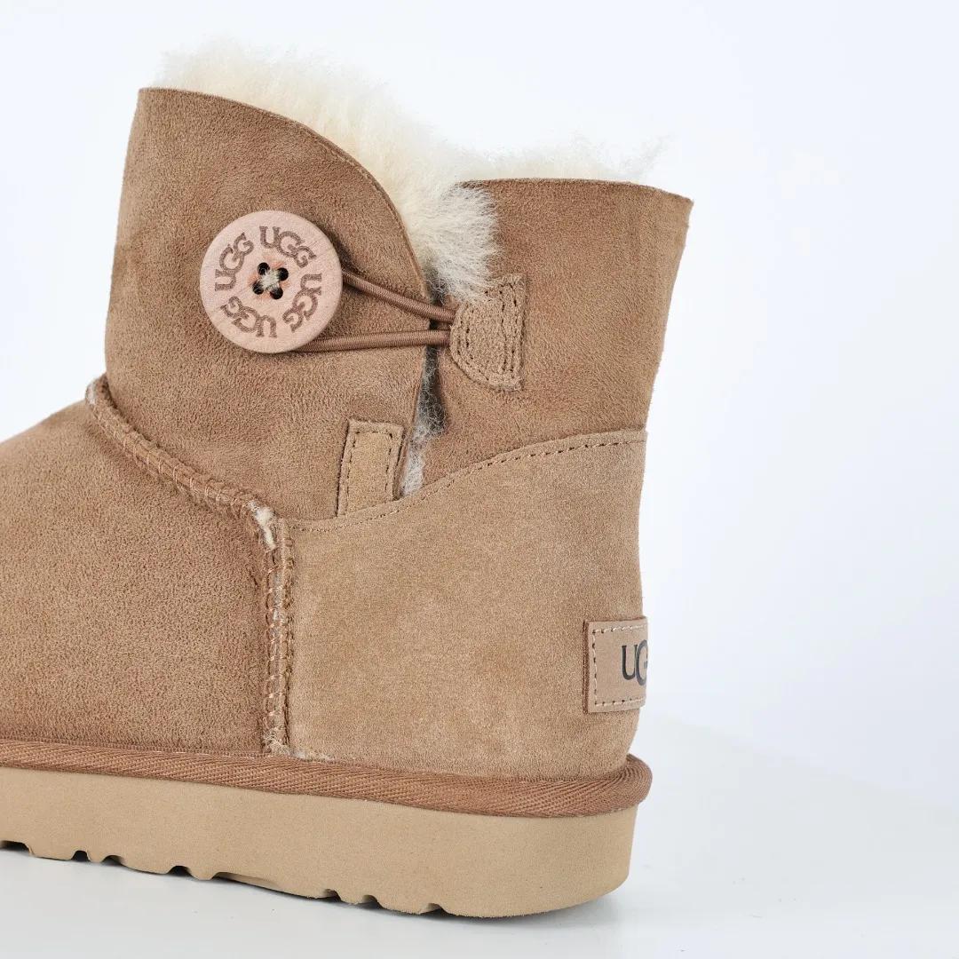 Pick up locally 💰560 Core recommended good price It is a very suitable choice for home furnishings. In the new year, uug launched a series of styles, which are partial to the preferences of young consumers and have also moved to the forefront of fashion trends. Shoe body material: water-repellent coated suede upper, 17 mm UGGPURE™ implantable wool insole, lightweight non-slip and comfortable rubber outsole, with brand LOGO and trademark, with full packaging Size: 35 36 37 38 39 40